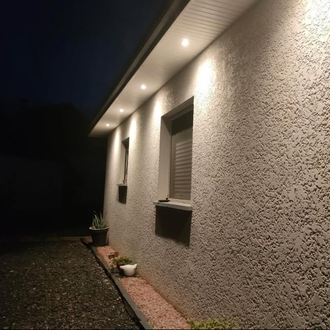 Éclairage extérieur encastré sous débord de toiture