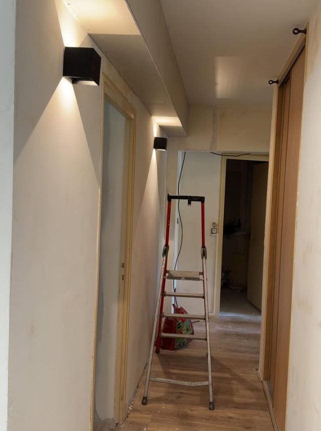 Appliques murales installées dans un couloir en rénovation