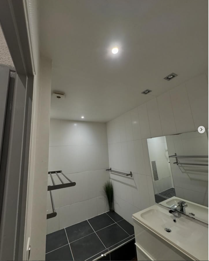 Spots encastrés dans une salle de bain rénovée