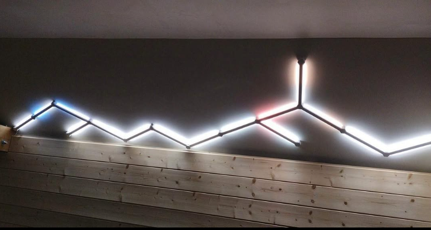 Éclairage LED linéaire en zigzag posé sous plafond